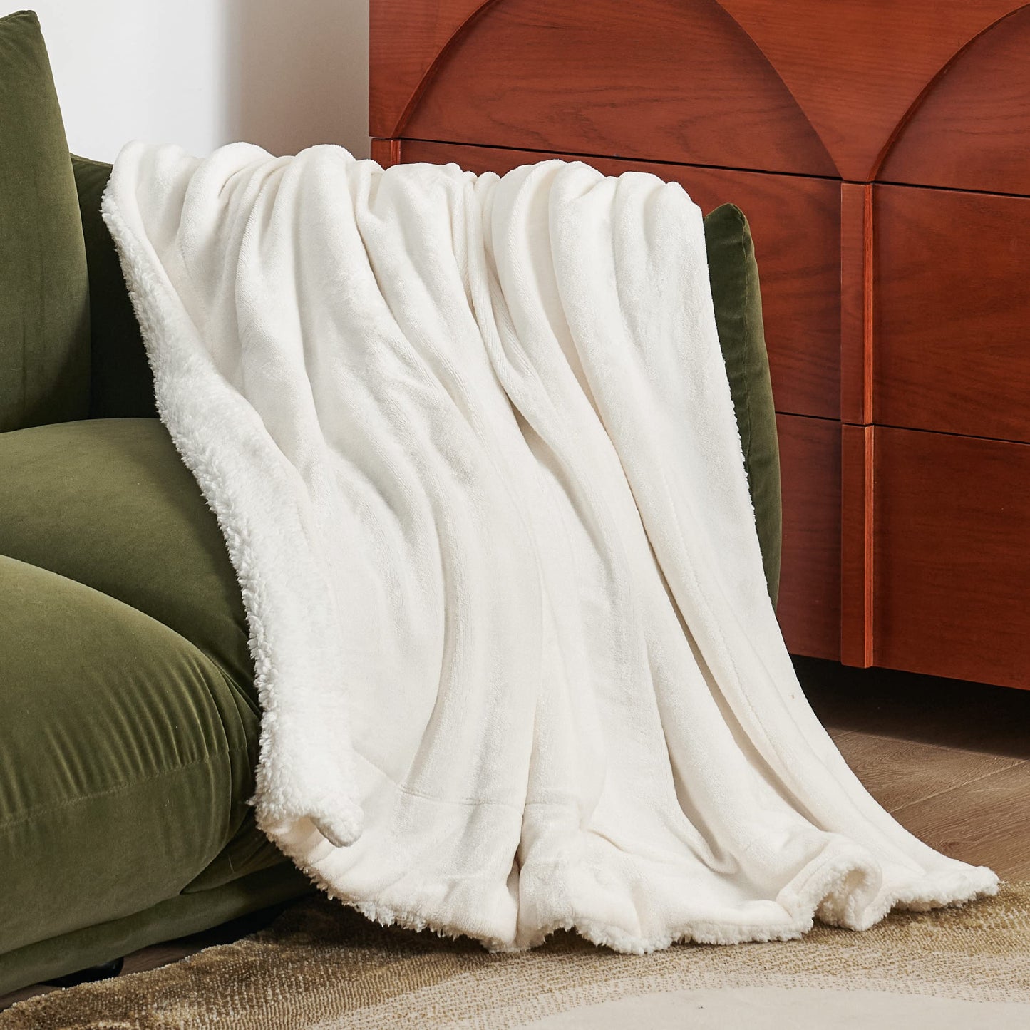 Bedsure Sherpa Fleece Throw Blanket for Couch - Thick and Warm Blanket for Winter, Soft Fuzzy Plush Throw Blanket for All Seasons